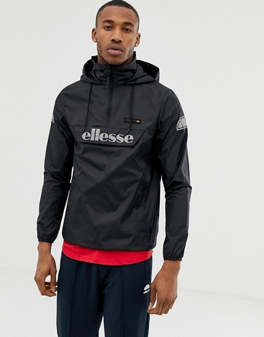 ellesse – Ion – Schwarze Jacke zum Überziehen mit reflektierendem Logo, 65 € bei ASOS
