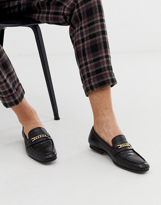 ASOS DESIGN – Loafer aus schwarzem Leder mit Trensendesign, 61 € bei ASOS
