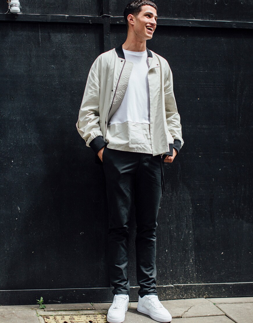 street style portant des baskets blanches homme asos 