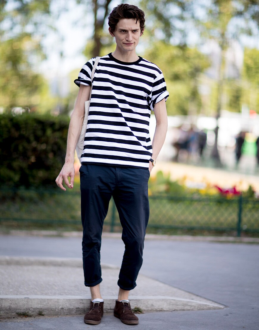 street style portant une marinière t-shirt printemps homme