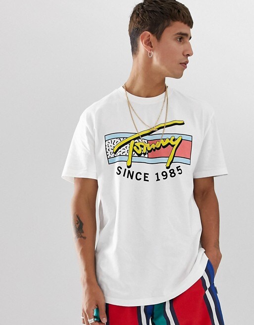 T-Shirt für Herren mit 90s Print von Tommy Jeans, erhältlich bei ASOS