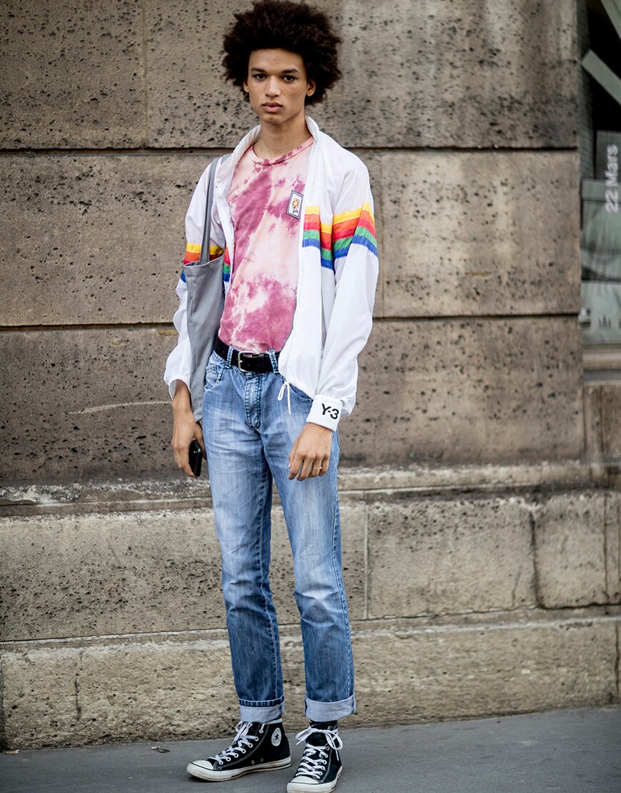 Street styler portant un t-shirt couleur tie-dye
