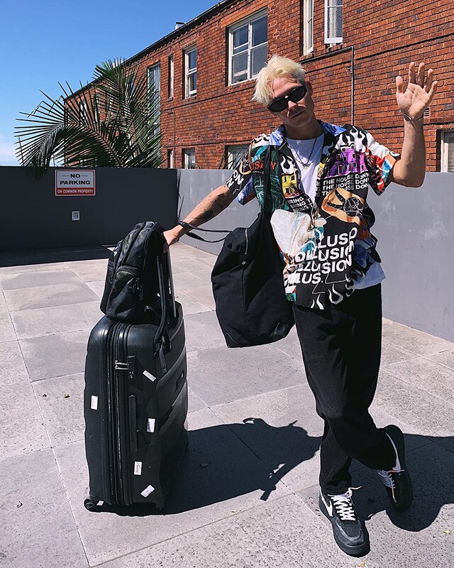 ASOS Jono posiert mit seinem Reisegepäck 