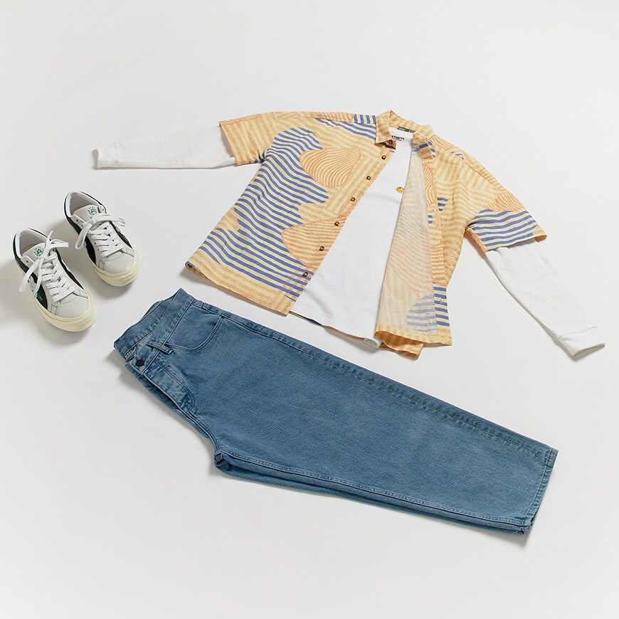 T-shirt à col rond avec une chemise imprimée, un t-shirt blanc, un jean ample et des baskets Converse Golf Le Fleur. Disponible chez ASOS.
