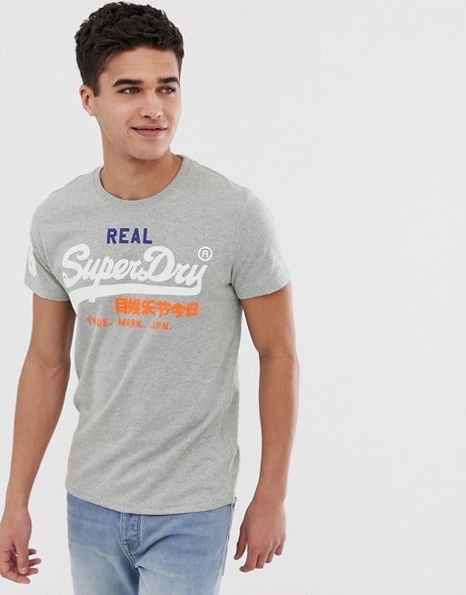 Superdry – Graues T-Shirt mit Logo, 23 € bei ASOS