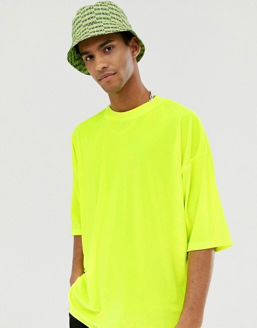 ASOS DESIGN – Oversize-T-Shirt mit halblangen Ärmeln aus neongelbem Velours, 27 € bei ASOS
