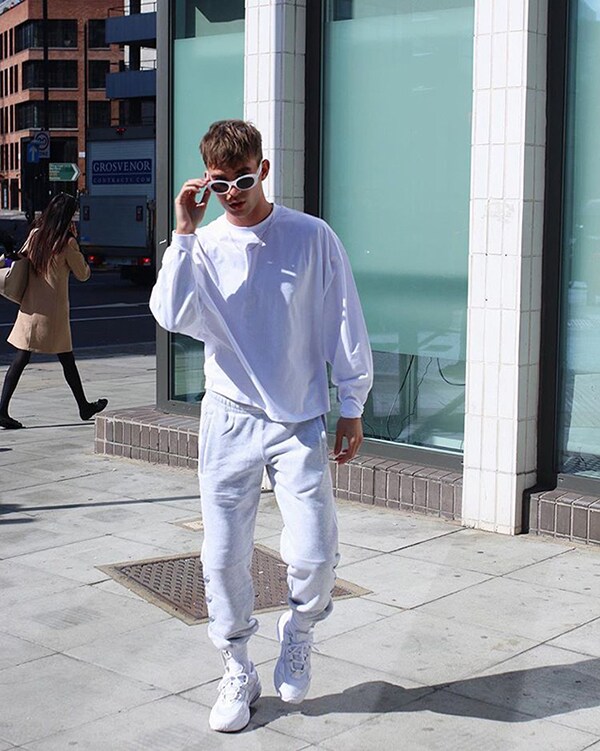 ASOS Insider Aaron posiert für ein Streetstyle-Foto