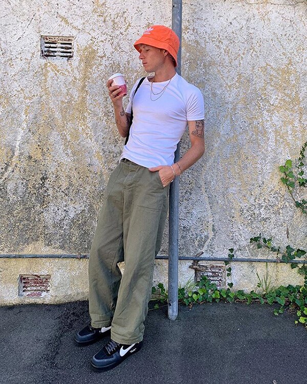 ASOS Insider Jono posiert für ein Streetstyle-Foto