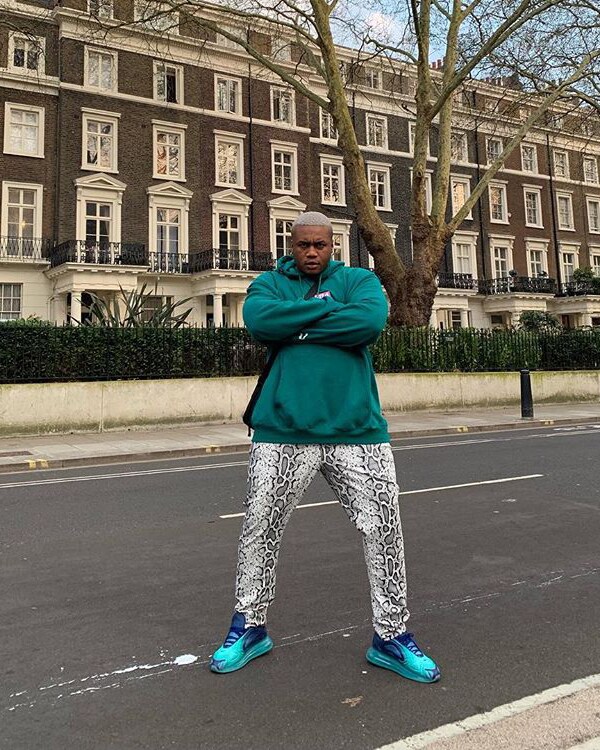 ASOS Insider Soouizz posiert für ein Streetstyle-Foto