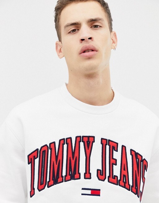 Tommy Jeans – Capsule – Legeres Sweatshirt im Collegestil in Weiß, 94 € bei ASOS