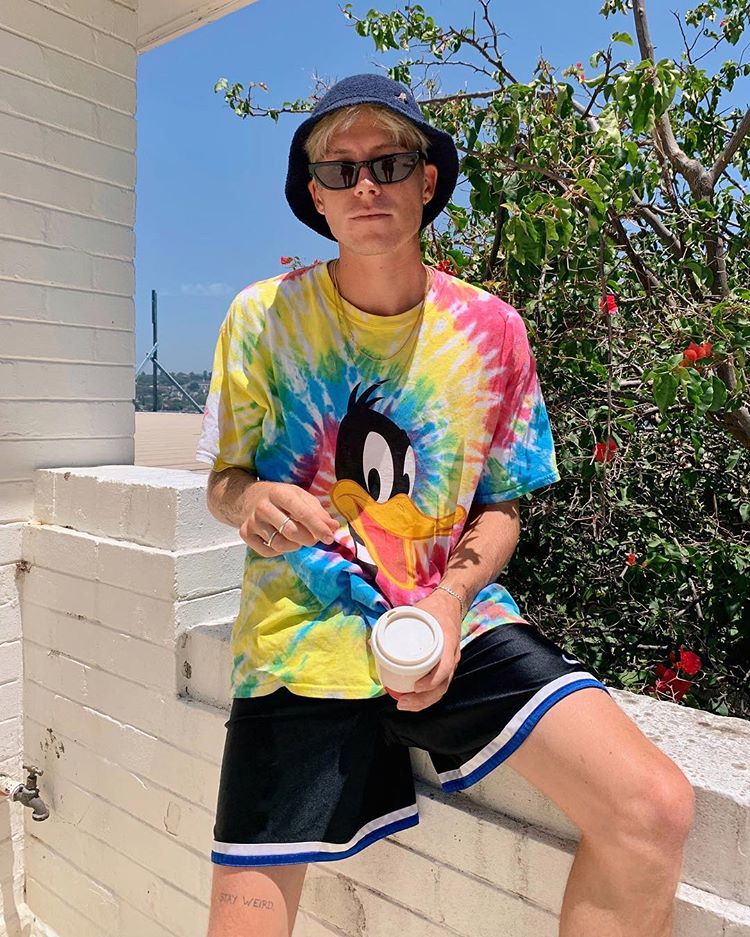 Streetstyle-Bild von ASOS Jono in einem Batik-Shirt
