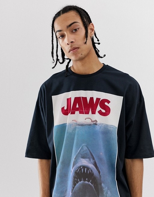 Mann in einem T-Shirt mit Der weiße Hai Aufdruck