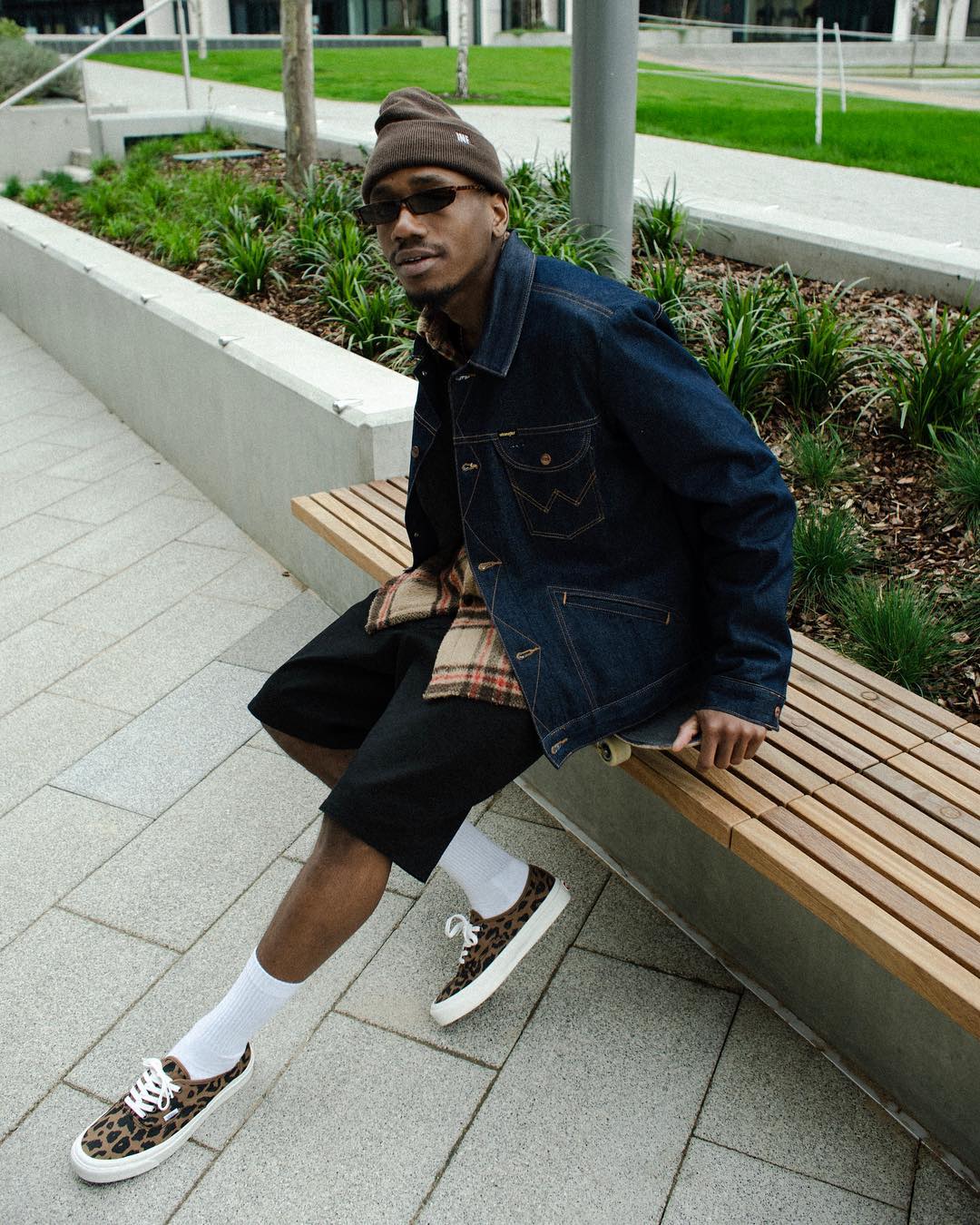 Der ASOS Insider Joshua posiert in Shorts für ein Streetstyle-Photo