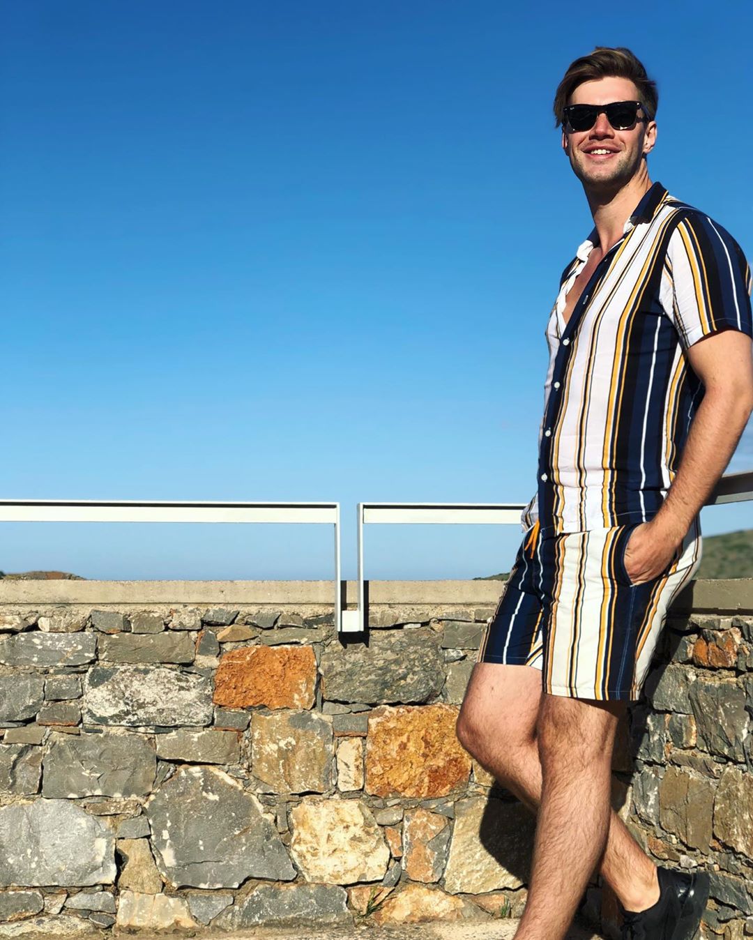 Der ASOS Insider Lex posiert in Shorts für ein Streetstyle-Photo