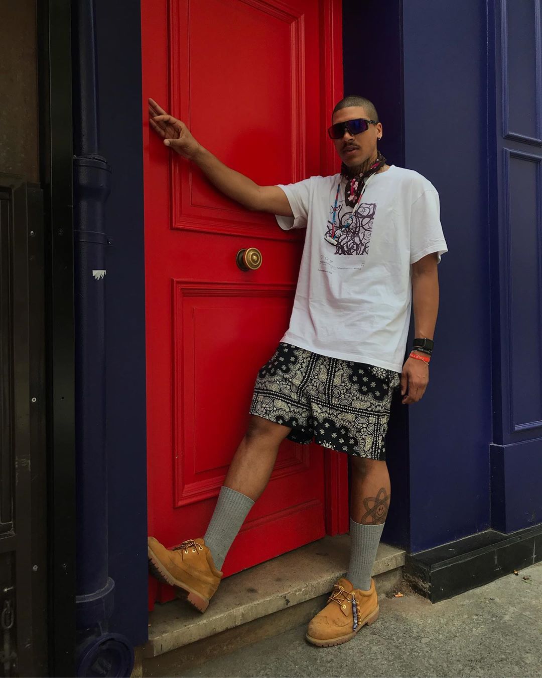 Der ASOS Insider Ruddy posiert in Shorts für ein Streetstyle-Photo