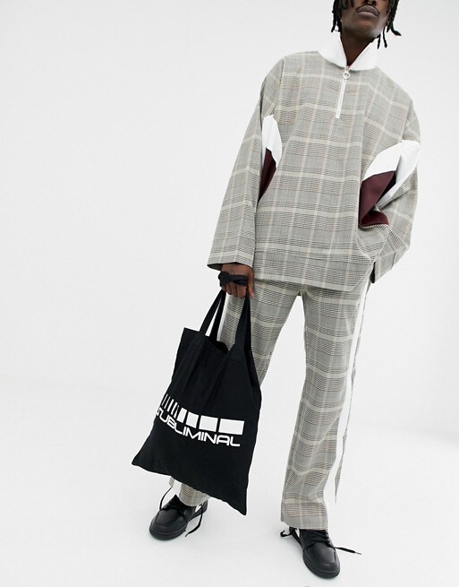 Mann mit einer Tasche von ASOS aus Bio-Baumwolle