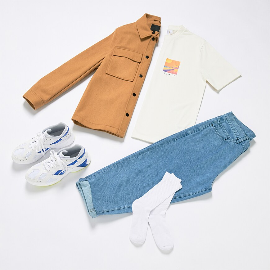 Dadcore-Outfit für Herren mit Jeans, Hemdjacke und Sneakern