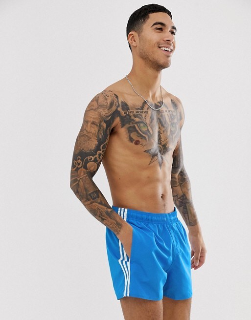 Ein ASOS Model trägt eine Badehose für Herren