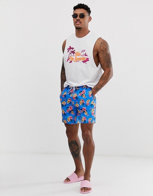 Ein ASOS Model trägt eine Badehose für Herren