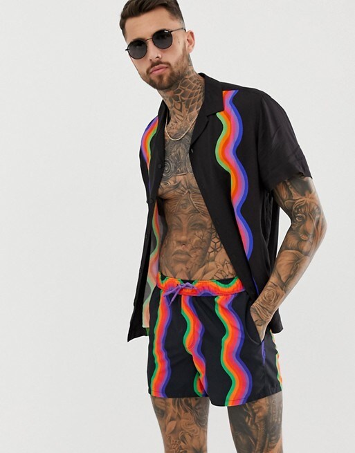 Ein ASOS Model trägt eine Badehose für Herren