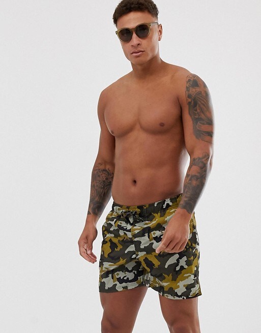 Ein ASOS Model trägt eine Badehose für Herren