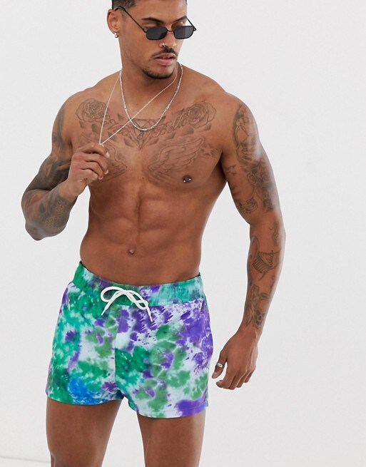 Ein ASOS Model trägt eine Badehose für Herren