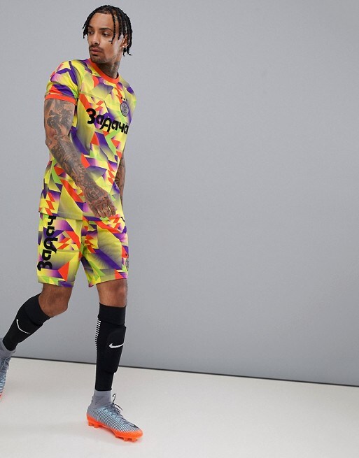 Ein ASOS Model trägt eine Badehose für Herren