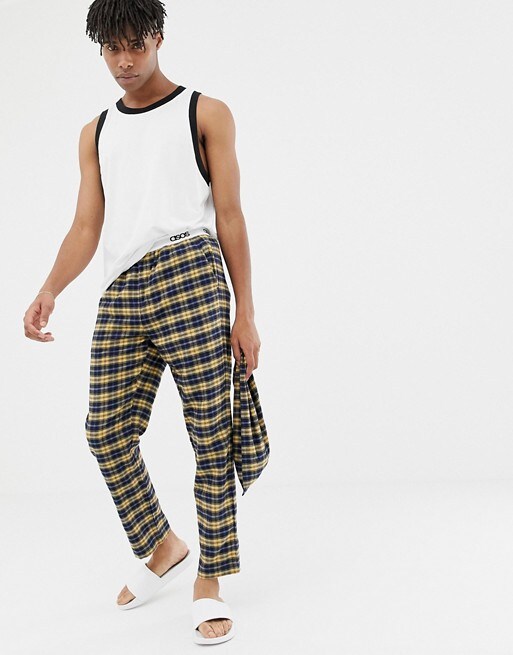 Ein ASOS Model trägt eine Badehose für Herren