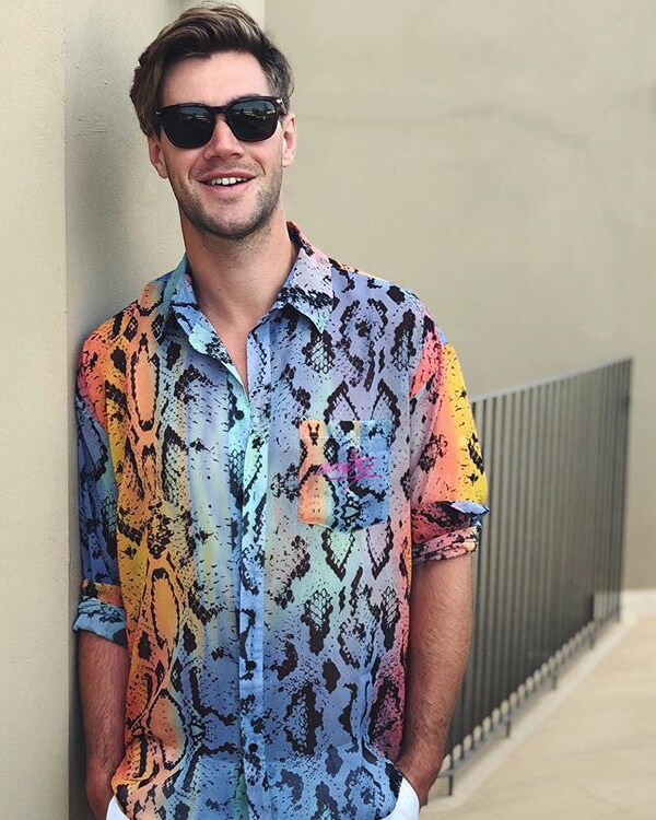 ein junger Mann trägt ein bedrucktes Hemd von ASOS