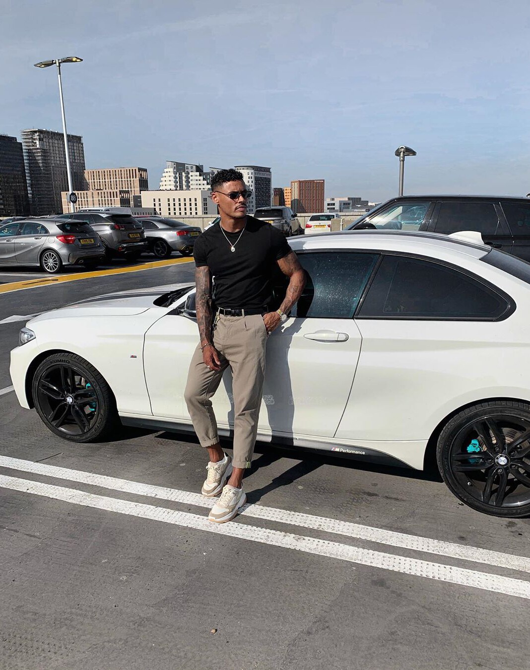 ASOS Model Ty posiert vor einem Auto