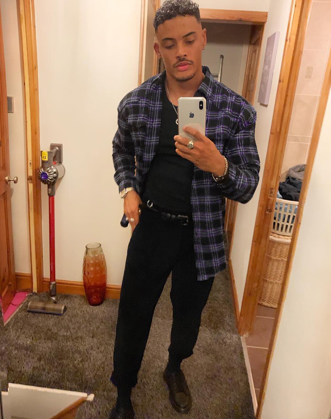 ASOS Model Ty trägt ein kariertes Hemd