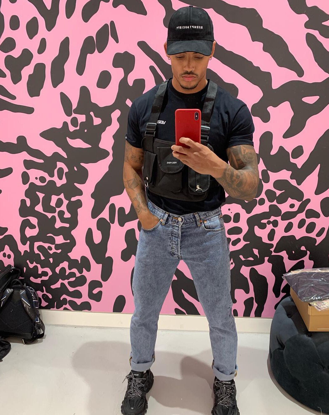 ASOS Model Ty trägt einen Harnisch