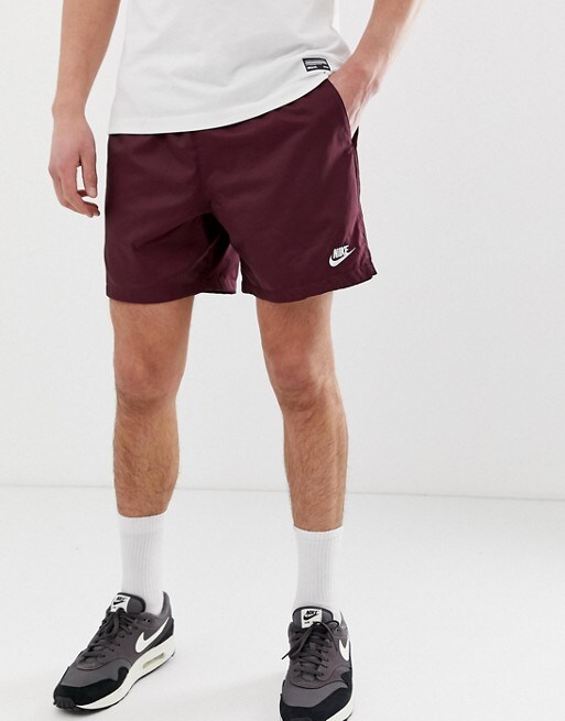 Nike – Gewebte, burgunderrote Shorts mit Logo, 30 € bei ASOS
