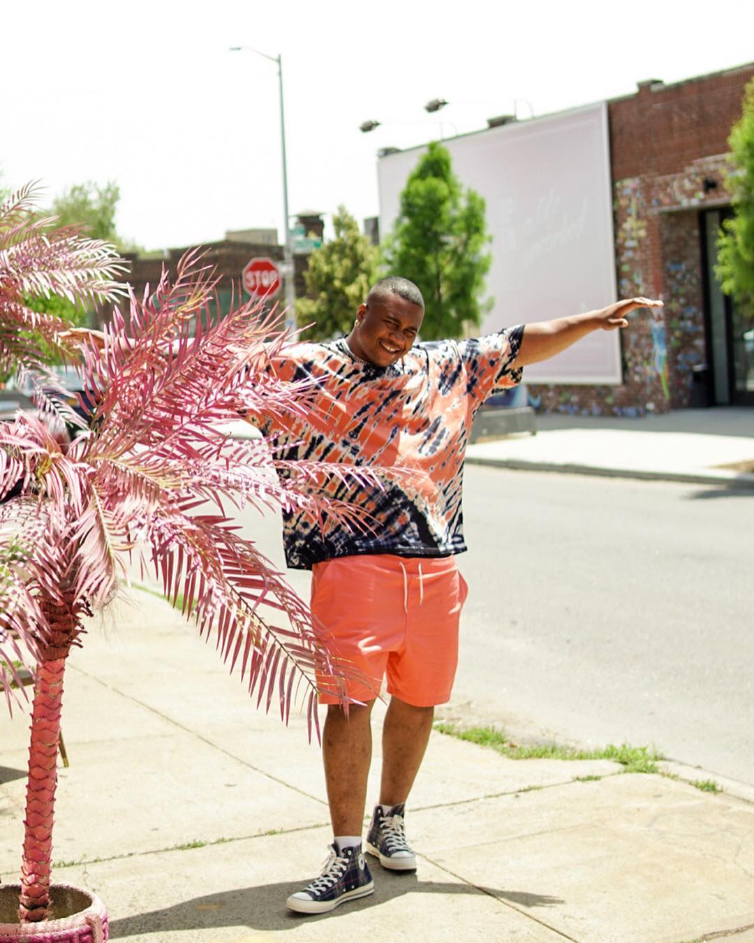 In diesem Streetstyle-Bild für Herren trägt der ASOS Insider Soouizz Sneaker, Shorts und ein Batik-Shirt