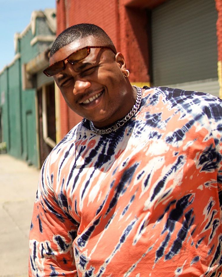 In diesem Streetstyle-Bild für Herren trägt der ASOS Insider Soouizz ein Batik-Shirt und eine Sonnenbrille