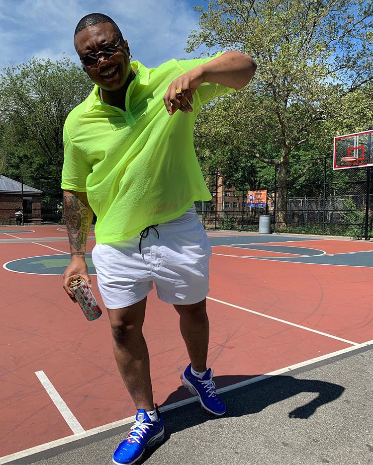 In diesem Streetstyle-Bild für Herren trägt der ASOS Insider Soouizz ein Polohemd in Neon, weiße Shorts und Turnschuhe