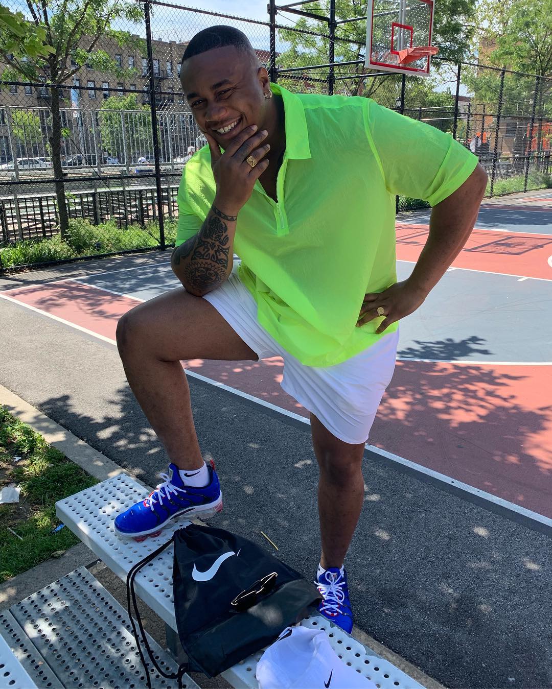 In diesem Streetstyle-Bild für Herren trägt der ASOS Insider Soouizz ein Polohemd in Neon, weiße Shorts und Turnschuhe
