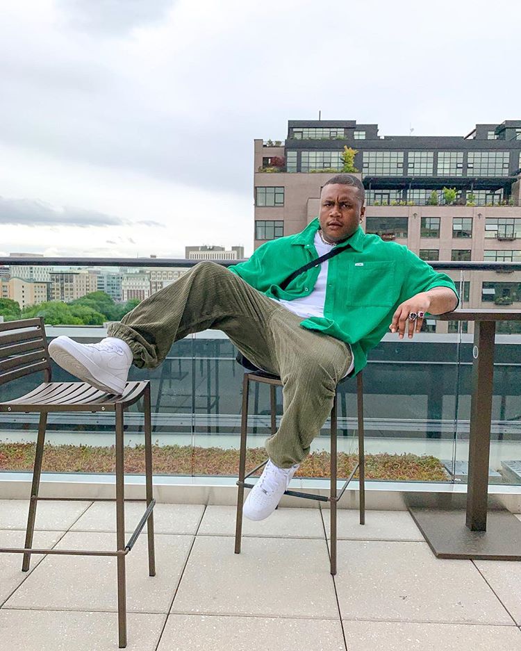 In diesem Streetstyle-Bild für Herren trägt der ASOS Insider Soouizz eine Cordhose und ein grünes Cordhemd