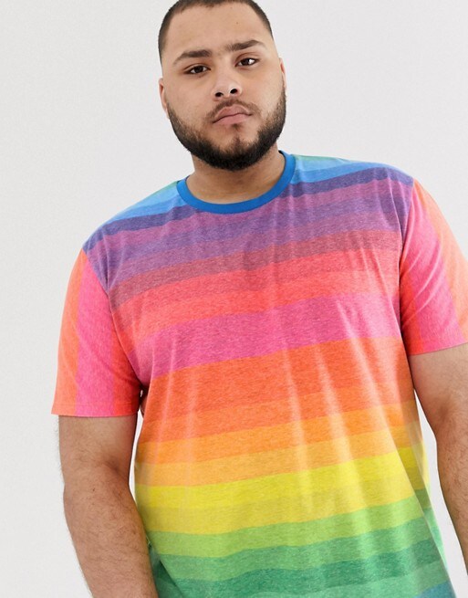 Ein ASOS Model trägt ein Regenbogen-T-Shirt für Männer von ASOS
