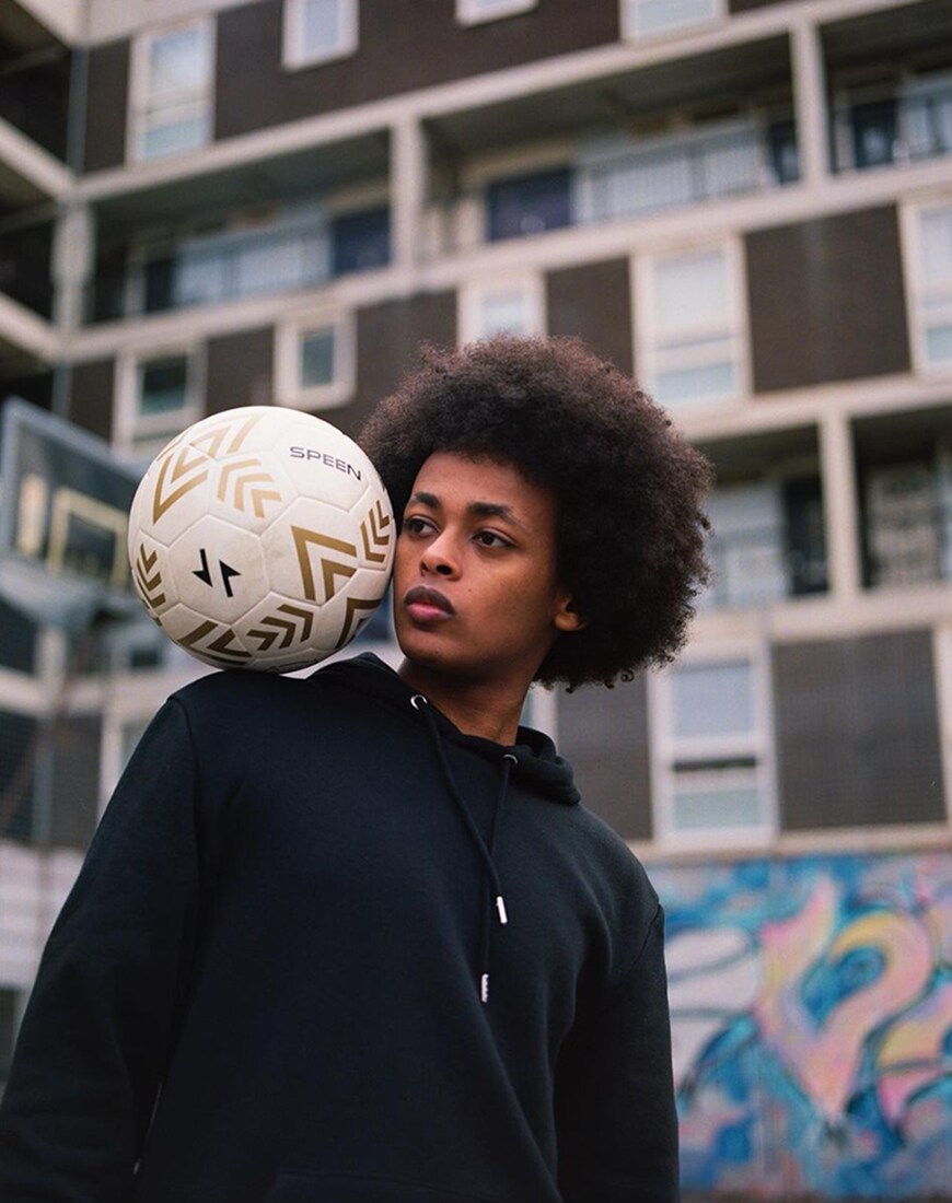 A picture of Mo Omar, a professional freestyle footballer