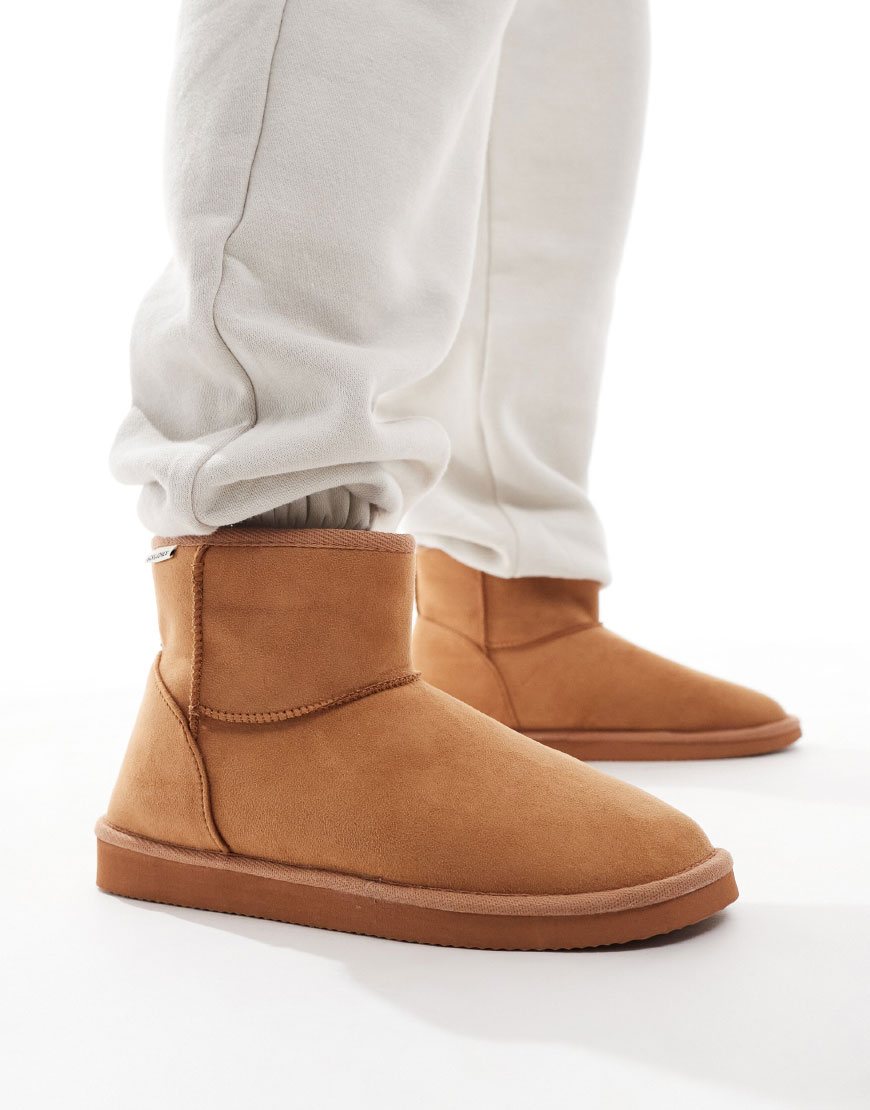 A model wearing slippers | ASOS Style Feed