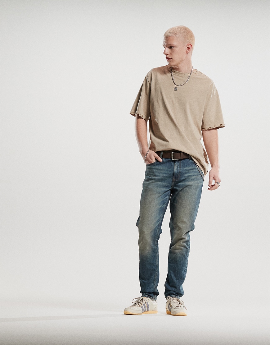 Man wearing skinny jeans