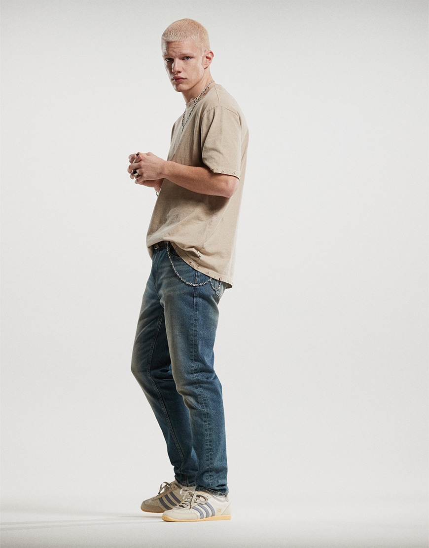 Man wearing skinny jeans