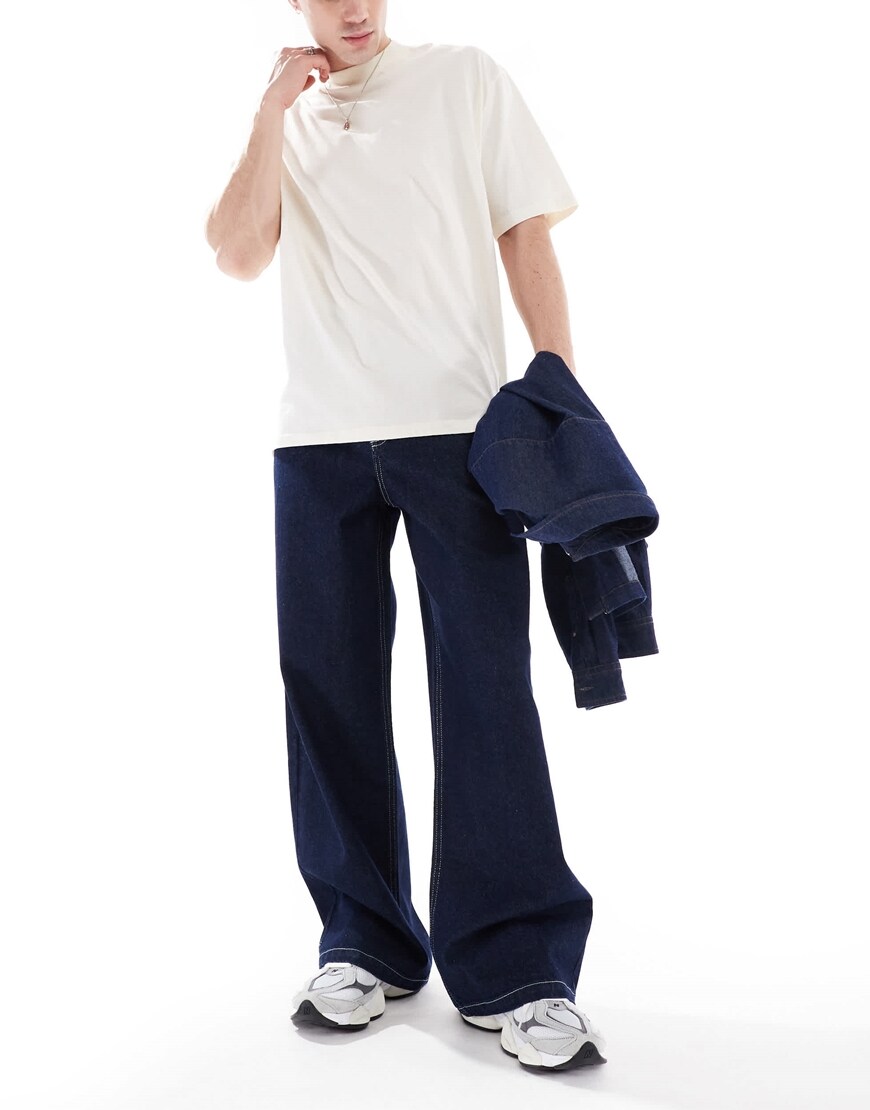 Man wearing dark blue jeans