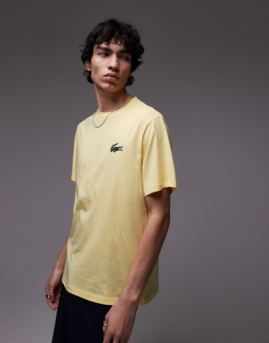 A model wearing a yellow t-shirt