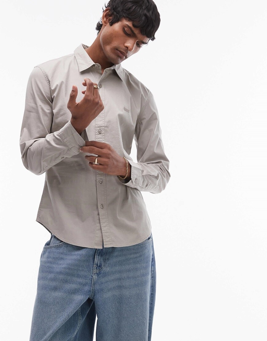 Man wearing a neutral shirt