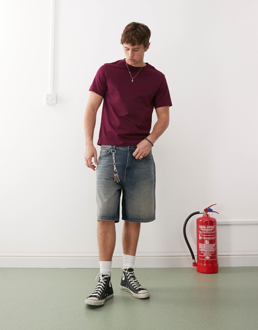 A model wearing baggy denim jorts