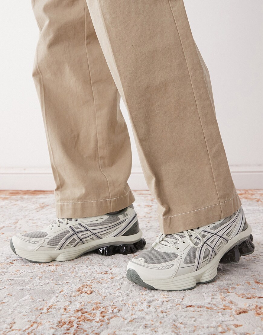 A model wearing grey trainers