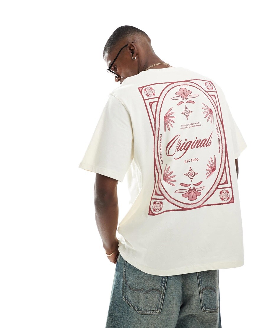 A model wearing a white T -shirt with a print on the back