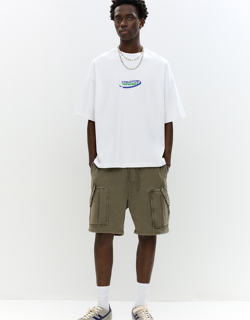Model wearing khaki cargo shorts outfit